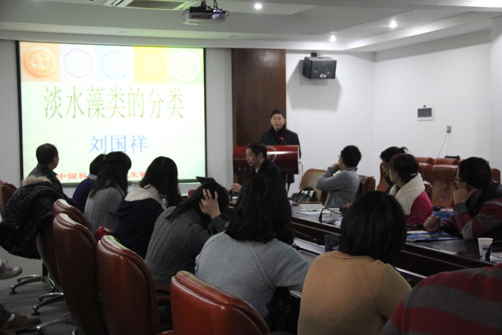 刘国祥老师在作藻种分类介绍